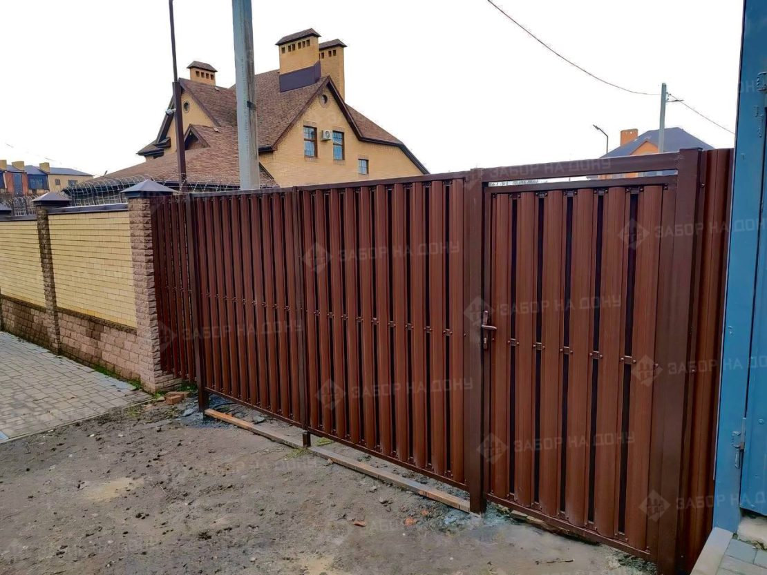 Распашные ворота из евроштакетника  в Хадыженске